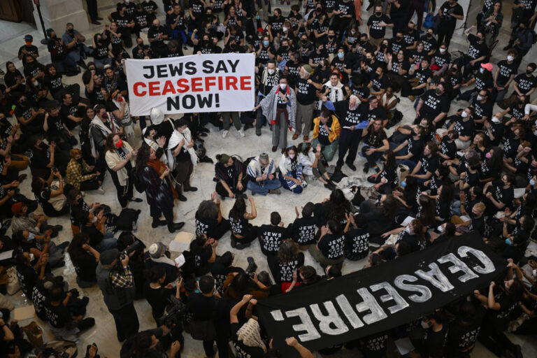 Des centaines de personnes arrêtées lors d’un rassemblement juif au Capitole américain appelant au cessez-le-feu à Gaza