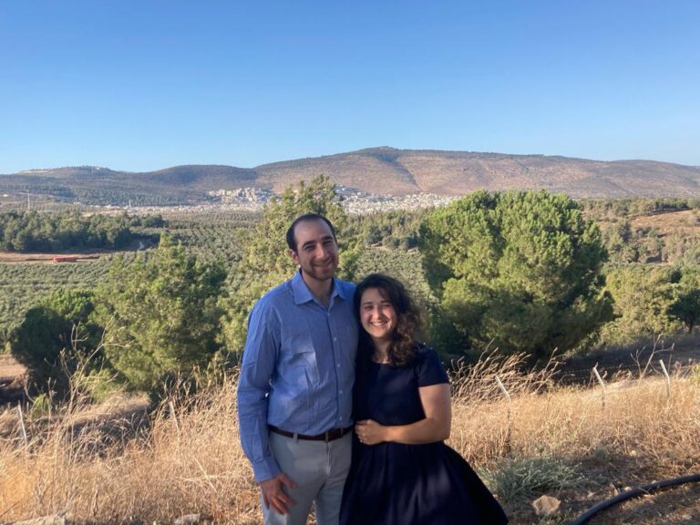 Des étudiants rabbiniques américains en Israël pour l'année se demandent s'ils doivent rester et comment aider