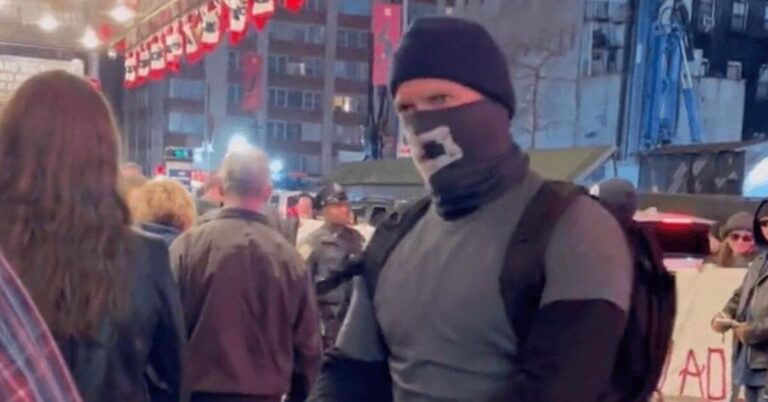 Des néo-nazis manifestent devant la reprise à Broadway d'une pièce sur le lynchage d'un juif