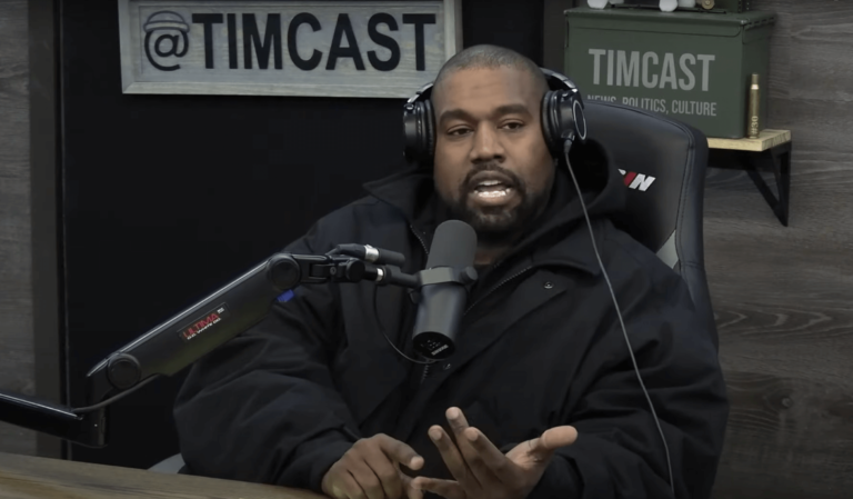 Flanqué de nationalistes blancs, Kanye West affirme dans un podcast que les Juifs veulent « m'enfermer »