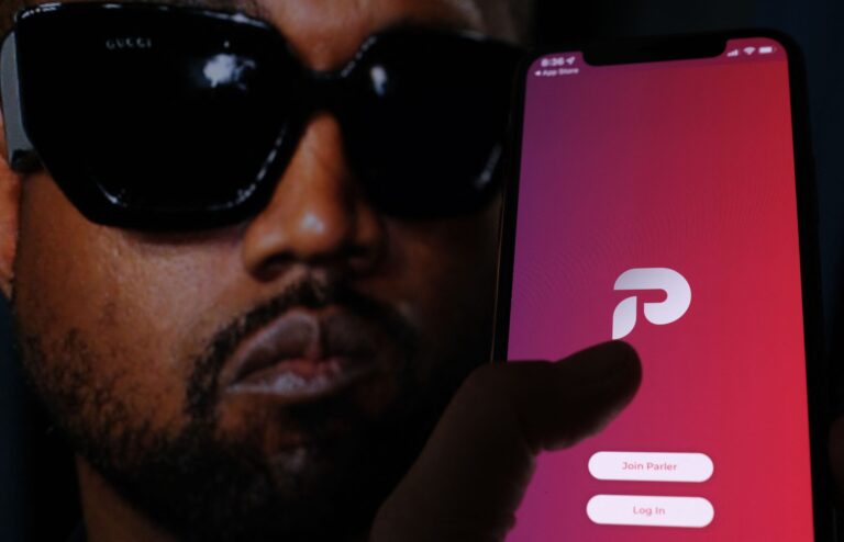 Kanye West de nouveau suspendu de Twitter après avoir publié une croix gammée suite à une apparition pro-hitlérienne dans "Infowars"