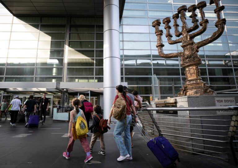 L'Argentine, le Canada et d'autres pays prévoient des ponts aériens pour aider leurs citoyens à quitter Israël déchiré par la guerre