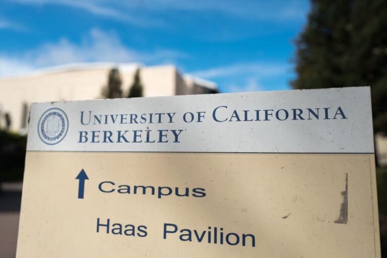 L'Université de Berkeley compte de nombreuses « zones » remplies de Juifs.  Si vous souhaitez soutenir les Juifs des campus, renseignez-vous sur eux