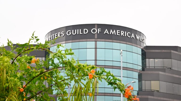 La Writers Guild of America s'abstient de toute déclaration sur la guerre entre Israël et le Hamas, qualifiant de "consensus hors de portée"