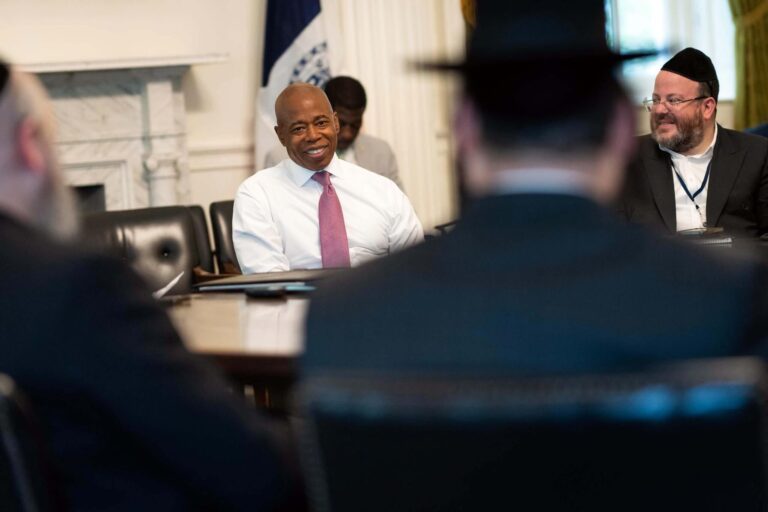 Le maire de New York appelle les groupes noirs et juifs à bâtir sur leurs alliances historiques