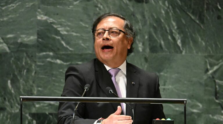 Le président colombien compare l'armée israélienne aux nazis alors que des manifestants locaux brûlent le drapeau israélien devant l'ambassade