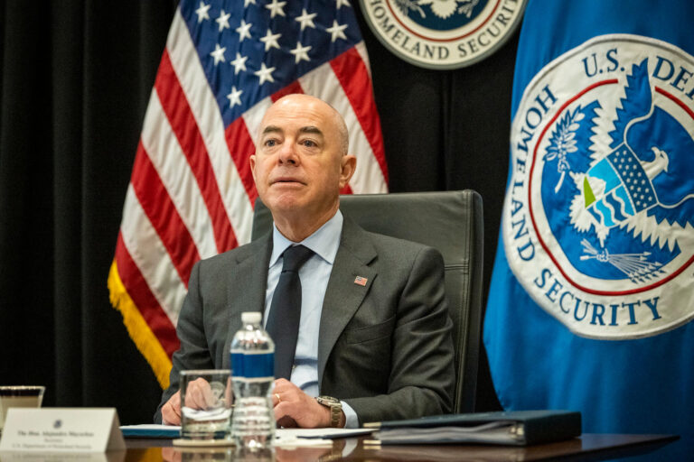 Les dirigeants juifs orthodoxes rencontrent Mayorkas, Hochul, Adams et Schumer, qui s'engagent à agir contre la montée de l'antisémitisme