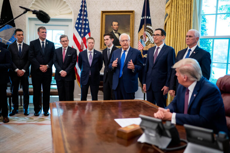 Les responsables juifs de Trump prennent leurs distances après son dîner avec le suprémaciste blanc
