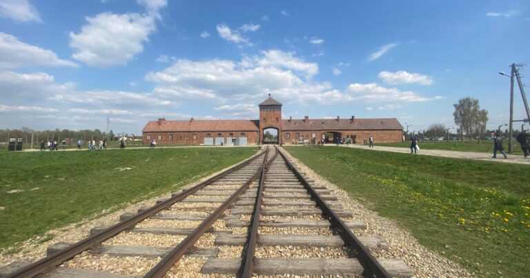 Près de la moitié des Américains ne savent pas combien de Juifs sont morts pendant la Shoah, selon une enquête de l'AJC