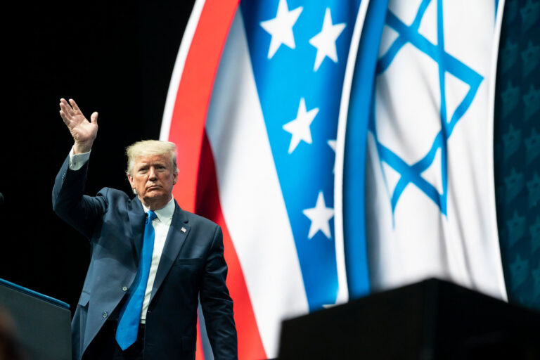 Un groupe juif de droite défend la dernière tirade de Trump contre les Juifs américains