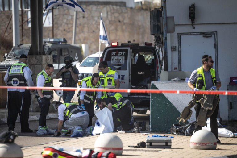 1 mort et 5 blessés dans une fusillade au poste de contrôle de Jérusalem avec de longues lignes de sécurité