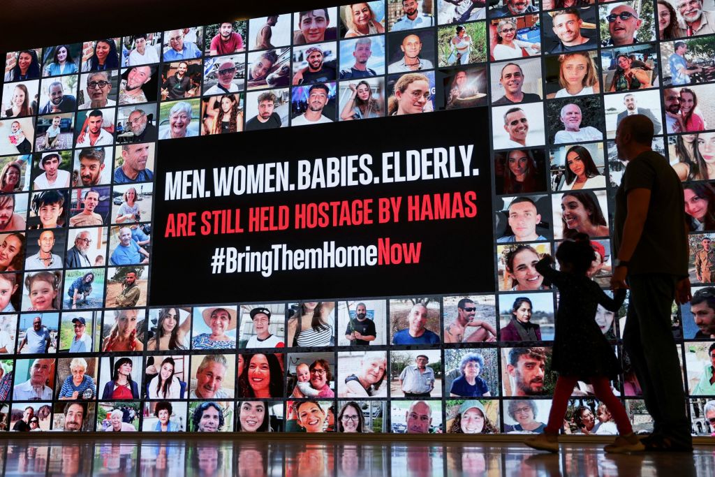 Le calendrier de libération des otages est retardé, prolongeant une attente insoutenable pour leurs familles