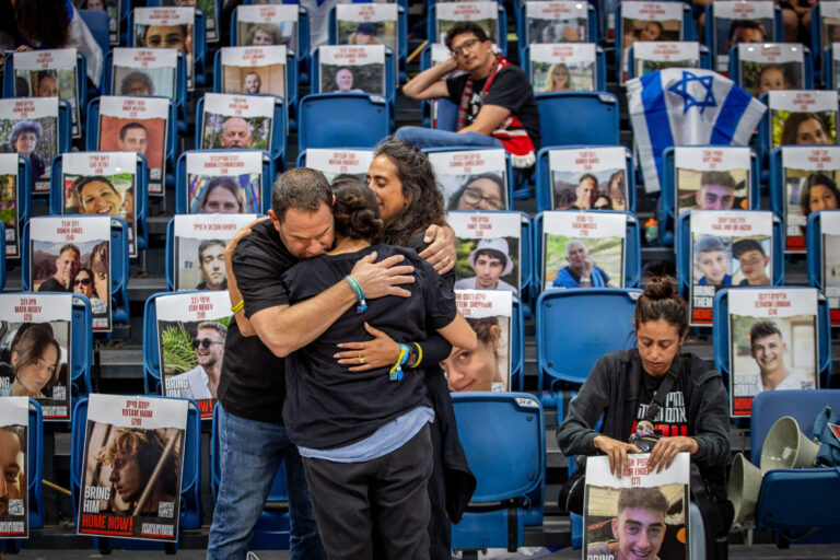Ce que nous savons – et ce que nous ne savons pas encore – sur l'accord d'otages visant à libérer les Israéliens détenus par le Hamas