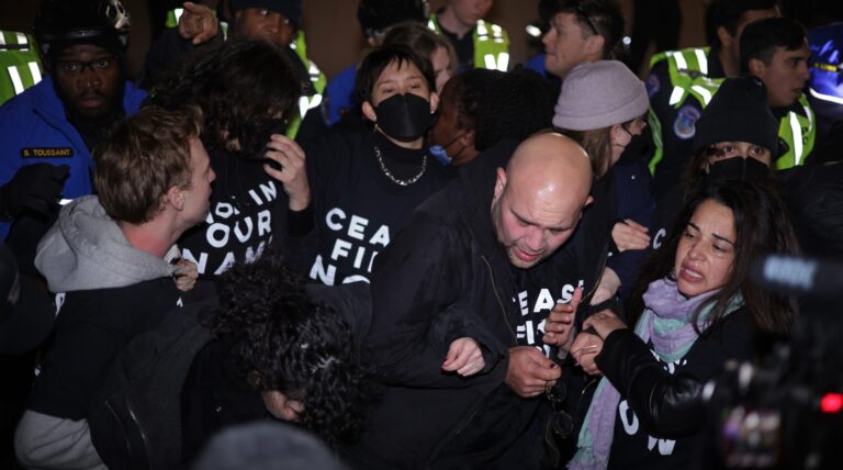 Des membres du Congrès évacués alors que la police réprime les manifestants juifs anti-israéliens devant le siège démocrate