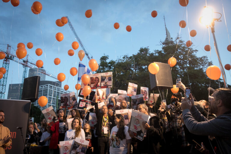 La famille Bibas reste otages à Gaza. Une nation espère contre l'espoir de son retour.