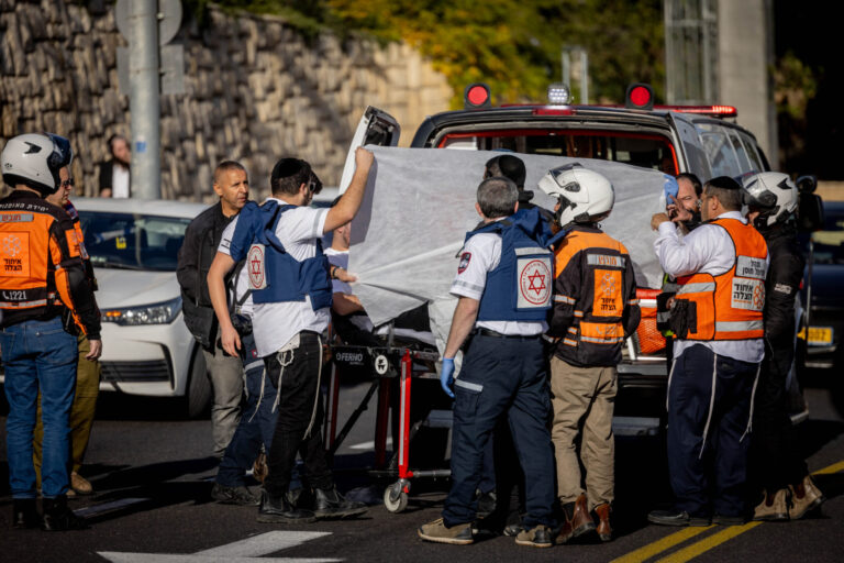 Un soldat de Tsahal a tué un civil qui tirait sur des terroristes, soulevant de difficiles questions sur la culture des justiciers en Israël