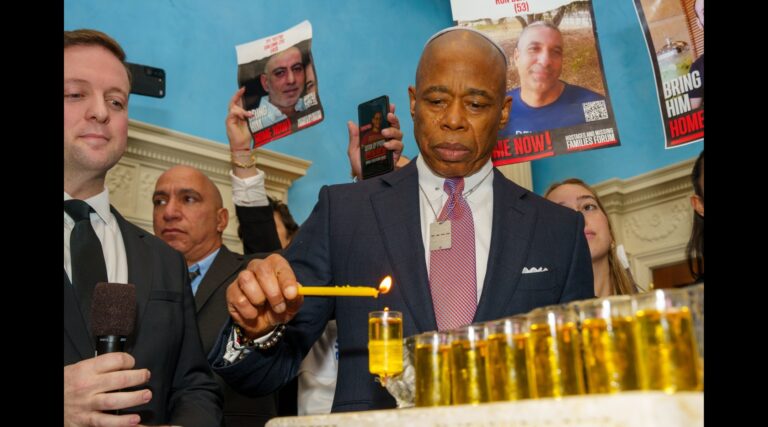 Du kibboutz Be'eri à la Maison Blanche, les menorahs récupérées dans les décombres du 7 octobre s'illuminent pour Hanoukka