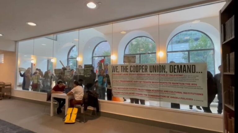 Alors que les tensions sur Israël éclatent sur les campus, la Maison Blanche dénonce les « sentiments grotesques » contre les étudiants juifs