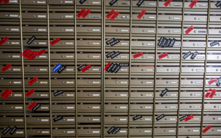 Autocollants rouges pour les tués, noirs pour les kidnappés : témoigner du massacre du kibboutz Nir Oz