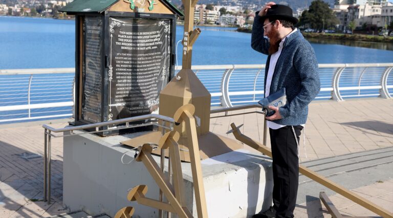 Aux États-Unis, les menorahs sont vandalisées alors que les communautés juives célèbrent Hanoukka dans un contexte de montée de l'antisémitisme
