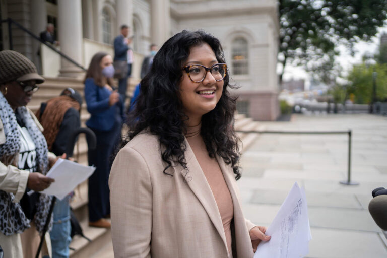 Elle a voté contre la création d'une journée pour mettre fin à la « haine des Juifs ».  Elle présente désormais un projet de loi pour lutter contre l'antisémitisme.