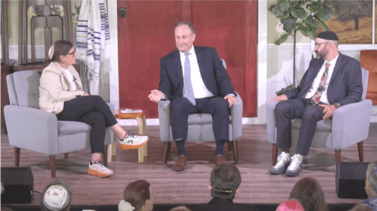 Entre les offices de Yom Kippour, Doug Emhoff bavarde avec les rabbins