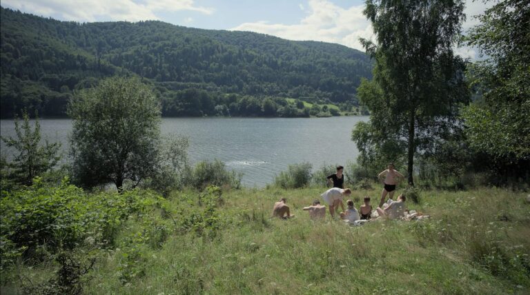 « La Zone d'intérêt » demande : Pourquoi une famille voudrait-elle vivre à Auschwitz ?