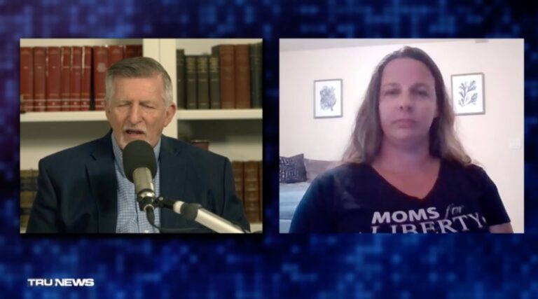 La première Mom For Liberty à avoir réussi à interdire Anne Frank a participé à un livestream antisémite
