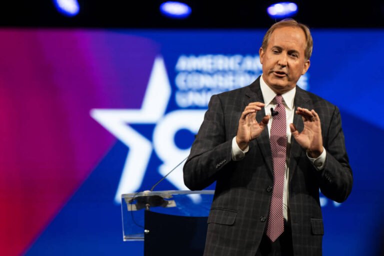 Le procureur général du Texas, récemment acquitté, accuse George Soros d'être responsable de ses ennuis