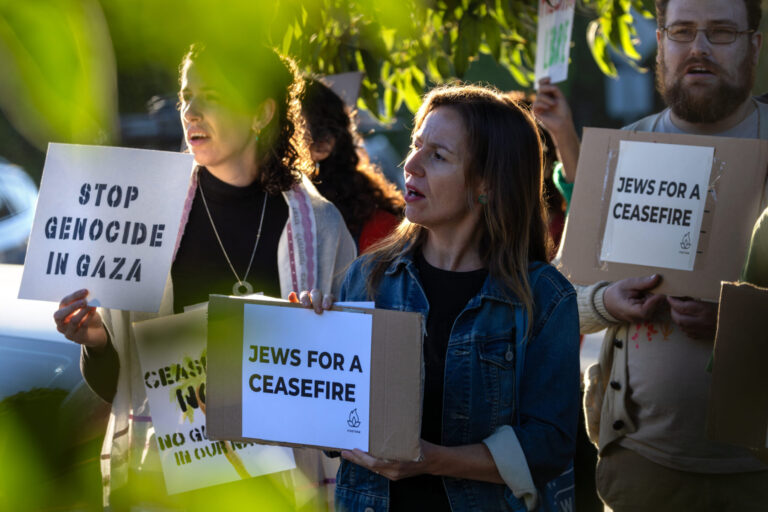 Plus de 500 membres de groupes juifs, pour la plupart progressistes, appellent Biden à faire pression en faveur d'un cessez-le-feu dans la guerre entre Israël et le Hamas