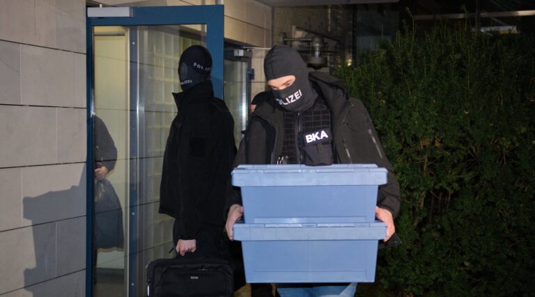 Sept hommes, dont certains membres du Hamas, sont arrêtés alors que la police européenne déjoue des complots contre les Juifs