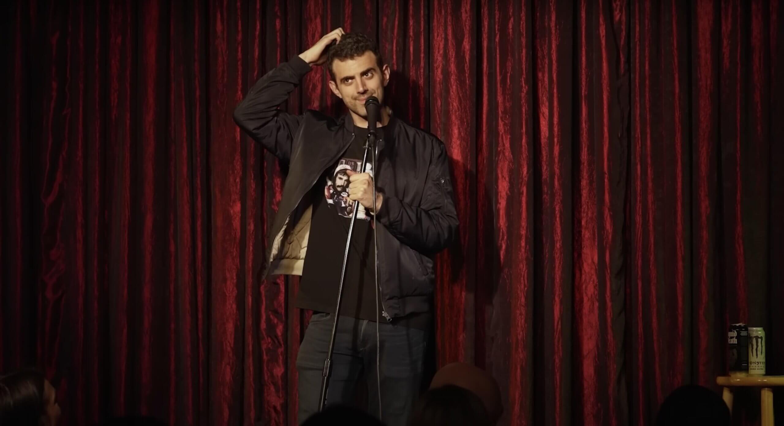 Un comédien juif n’a pas mentionné Israël dans son numéro.  Il était toujours chahuté avec « Palestine libre »