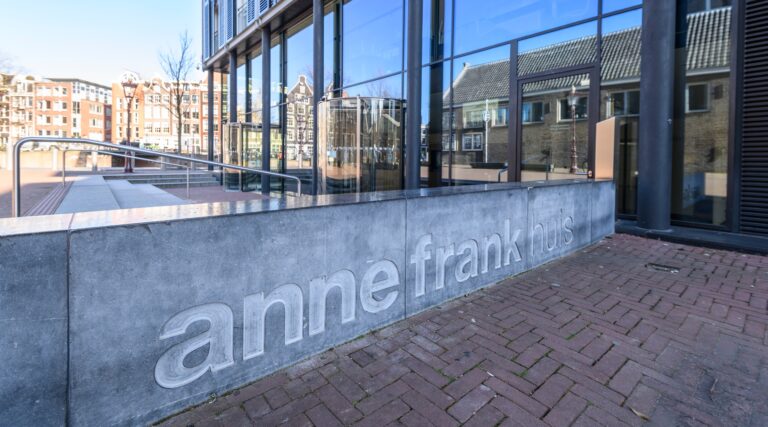 Un membre de la Ligue de défense Goyim extradé vers les Pays-Bas après avoir prétendument projeté un message antisémite sur la Maison Anne Frank