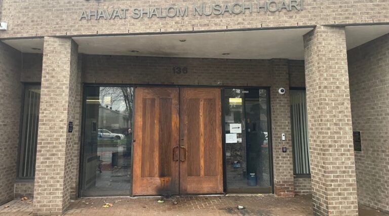 Une synagogue et un centre juif de la région de Montréal frappés par des cocktails Molotov
