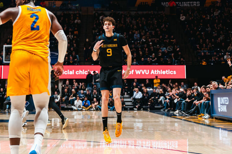 « Vraiment différent de Tel Aviv » : rencontrez l'Israélien ajouté de dernière minute à l'équipe de basket-ball de l'Université de Virginie occidentale