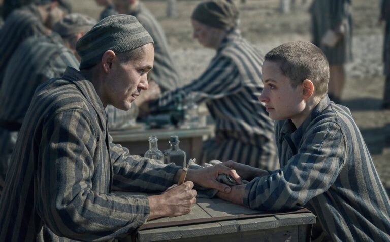 Harvey Keitel et Jonah Hauer-King jouent dans "Le tatoueur d'Auschwitz", une histoire d'amour sur l'Holocauste à venir pour Peacock