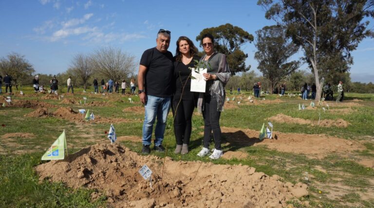 « Nous renaîtrons de la poussière » : avant Tou BiShvat, les Israéliens et les Juifs du monde entier plantent des arbres à la mémoire des victimes du 7 octobre