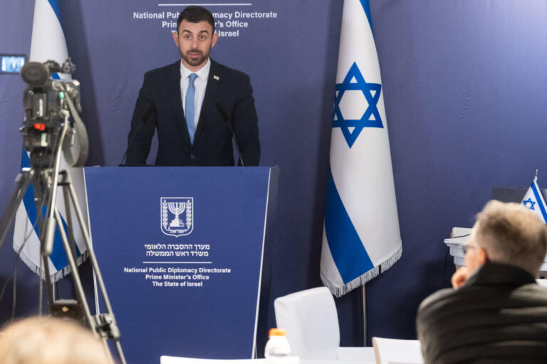 Eylon Levy, le porte-parole avisé d'Israël en langue anglaise, gagne des admirateurs – et serait un ennemi très important