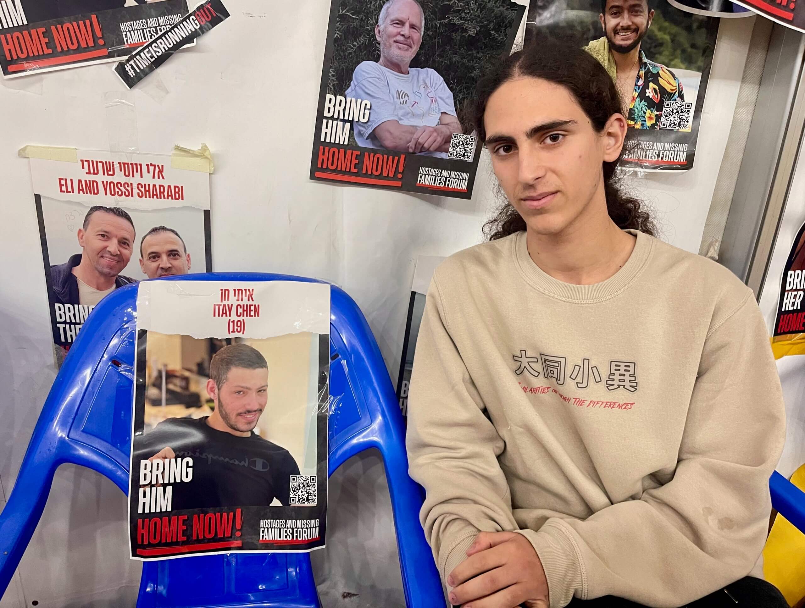 Ofek Sinvani, 17 ans, a une affinité particulière pour l'otage Itay Chen car il le connaît.  Le soldat de Tsahal enlevé le 7 octobre était le mentor de Sinvani dans un groupe de jeunes.