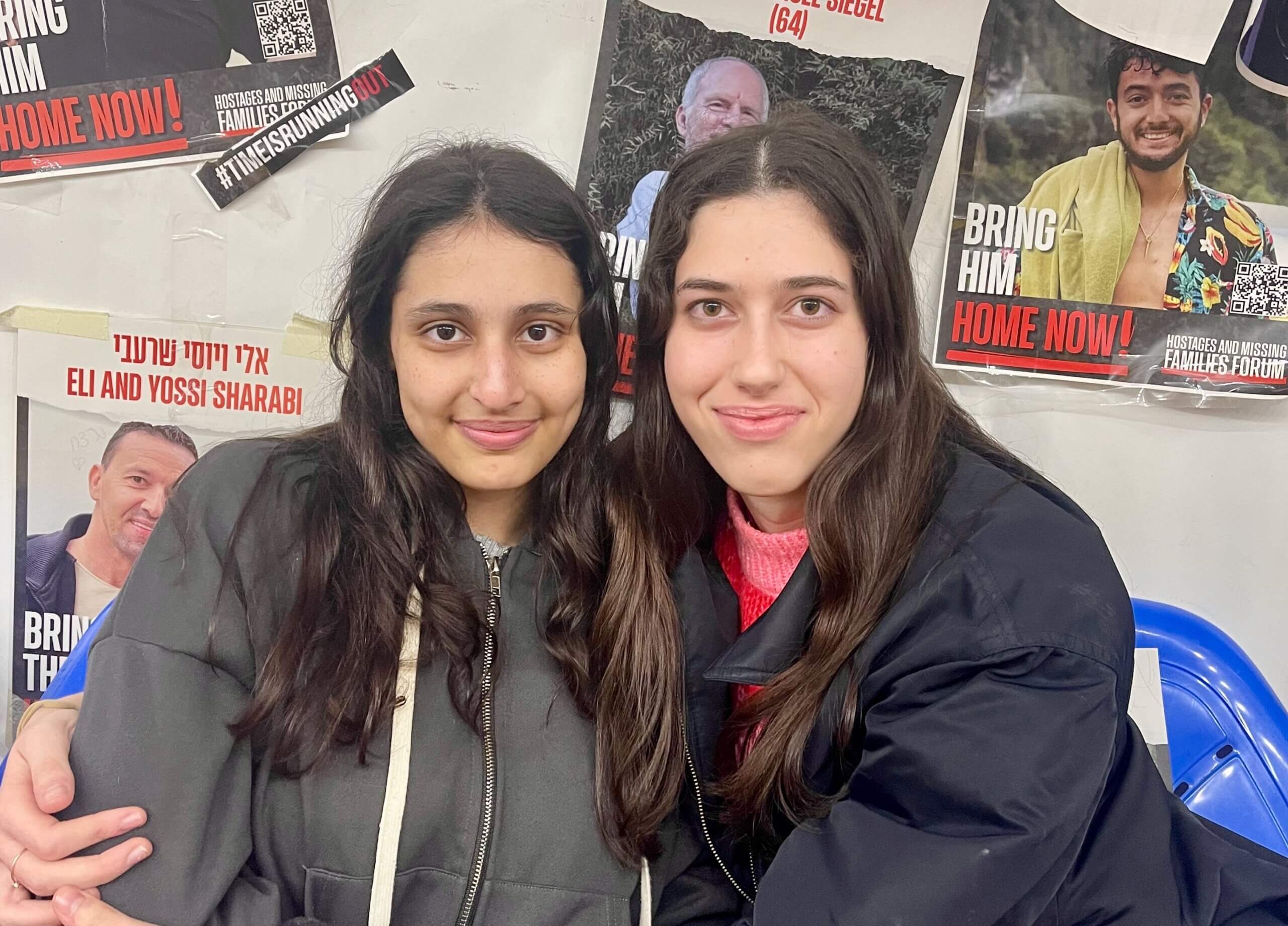 Lia Shavev, 18 ans, à gauche, et son amie Liah Lev, 17 ans, ont toutes deux déclaré qu'il devenait de plus en plus difficile de maintenir l'espoir d'une libération des otages.