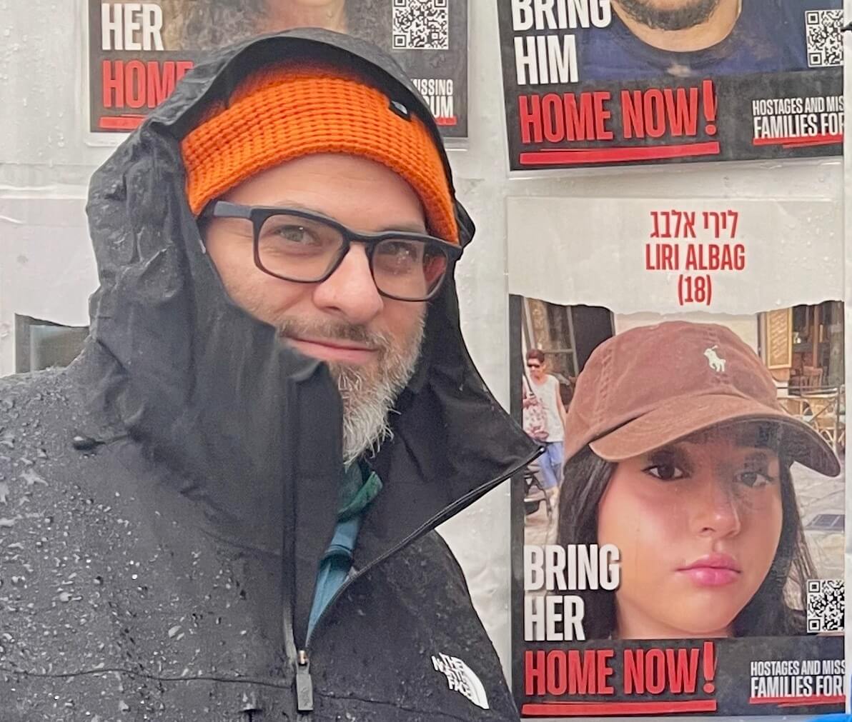 Raziel Steinerman, un touriste américain visitant Hostage Square cette semaine, garde une affiche de l'otage Liri Albag à sa table à manger.  Il lui a été remis au hasard lors d'une marche en novembre.  Maintenant, dit-il, on a l'impression qu'elle fait partie de sa famille.
