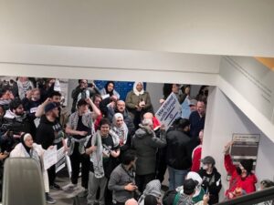 Les partisans d’Israël ont été injuriés alors qu’ils tentaient de quitter la réunion du jeudi 25 janvier au cours de laquelle un cessez-le-feu du conseil municipal de Minneapolis a été approuvé. (Photo de Lonny Goldsmith/TC Jewfolk).