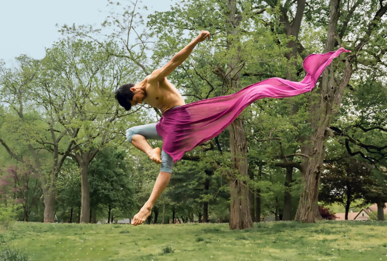 À Mumbai, une danseuse de rue de 21 ans trouve un mentor improbable en la personne d'un maître de ballet israélien de 70 ans