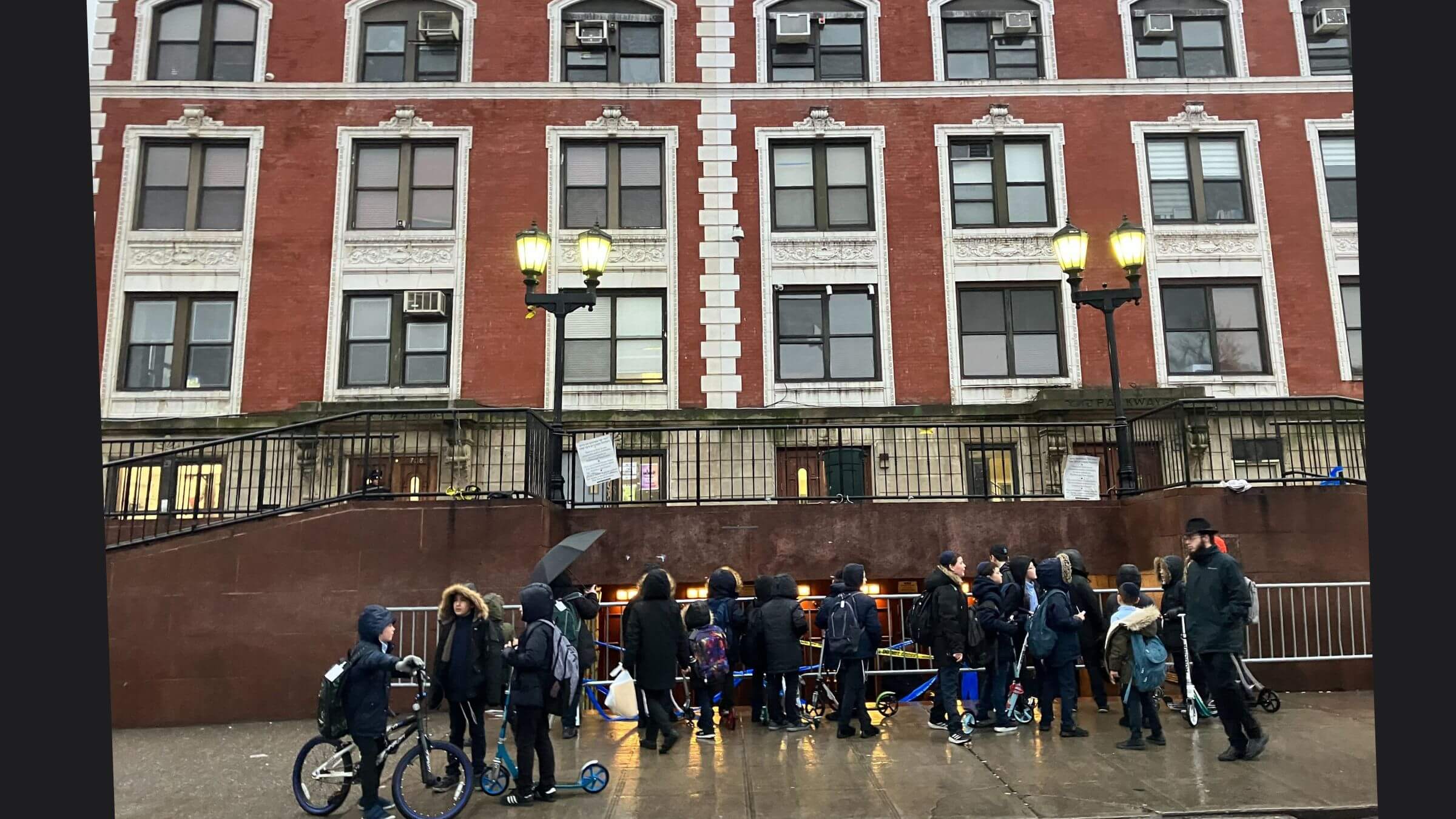 Alors pourquoi ces étudiants de yeshiva ont-ils creusé un tunnel au siège de Habad ?