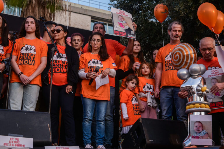 Alors que Kfir Bibas fête son premier anniversaire en captivité, ses partisans de Tel Aviv à Davos célèbrent « l'anniversaire le plus triste du monde »