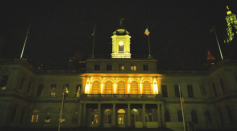 Ces bâtiments de la ville de New York seront illuminés en jaune en l'honneur de la Journée internationale de commémoration de l'Holocauste
