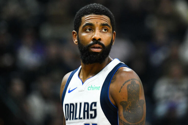 Ces rabbins de l'Utah ont affiché des pancartes "Je suis juif et je suis fier" lors d'un match de NBA pour envoyer un message à Kyrie Irving