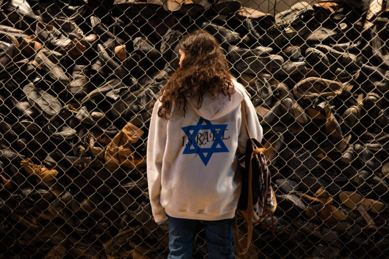Dans "Délégation", Auschwitz et Majdanek servent de toile de fond à une tournée du patrimoine pour adolescents mumblecore