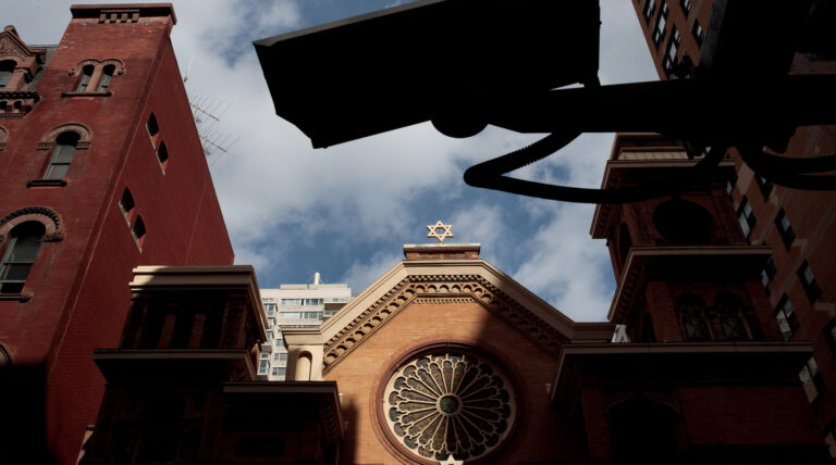 Des centaines de synagogues américaines reçoivent des alertes à la bombe alors que la frénésie se poursuit malgré les arrestations