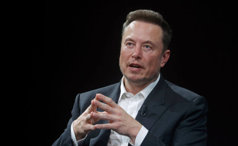 Elon Musk, critiqué pour avoir répandu l'antisémitisme sur Twitter, visite Auschwitz